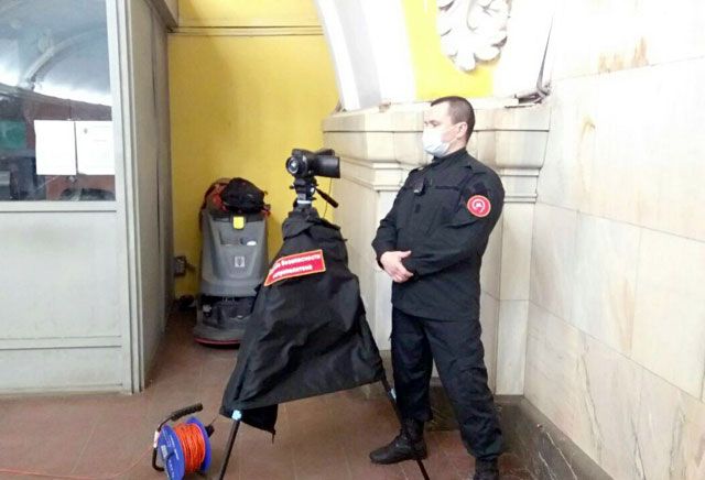 Оператор с тепловизором на штативе на станции «Комсомольская» московского метро, март 2020