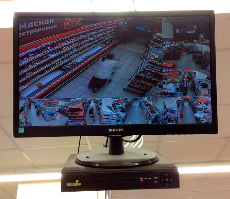 Монитор и видеорегистратор над кассами