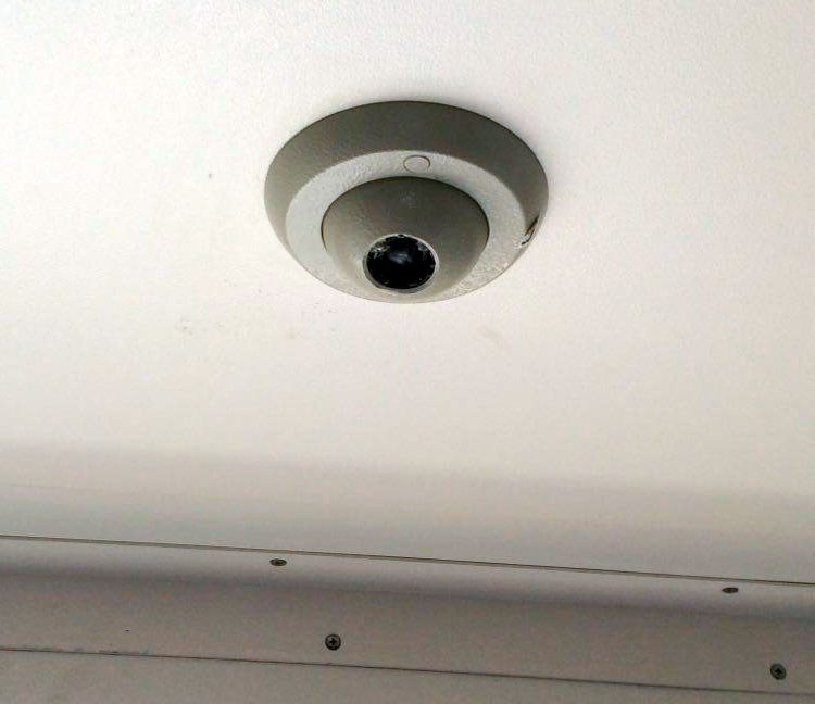 Телекамера в тамбуре электрички с разбитым стеклом