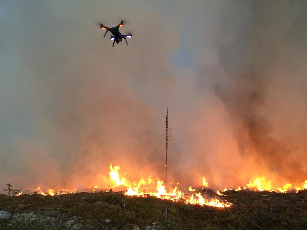 Дрон, оснащённый тепловизионными камерами, контролирует распространение огня при лесном пожаре