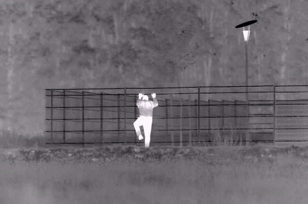 Тепловизор способен обнаружить злоумышленника в полной темноте задолго до того, как нарушитель проникнет на территорию охраняемого объекта.