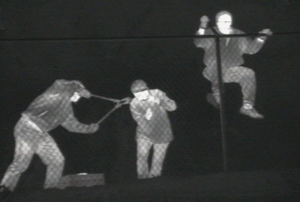 Злоумышленники под покровом ночи пытаются проникнуть на объект. По тепловизионному изображению довольно легко установить характер их действий и дальнейшие намерения.