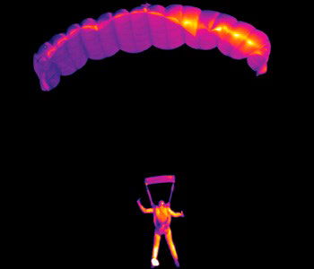 Тепловизор способен свести на нет эффект внезапности: парашютист прекрасно различим в ночном небе.