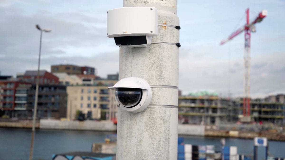 Мощное решение AXIS с аналитикой на периферии — радарное обнаружение в любых условиях видимости
