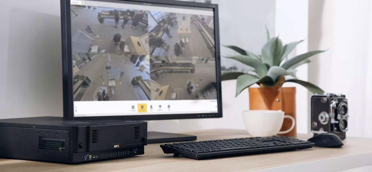 Видеорегистратор AXIS высокой четкости с встроенным 8-канальным коммутатором PoE для упрощённой установки